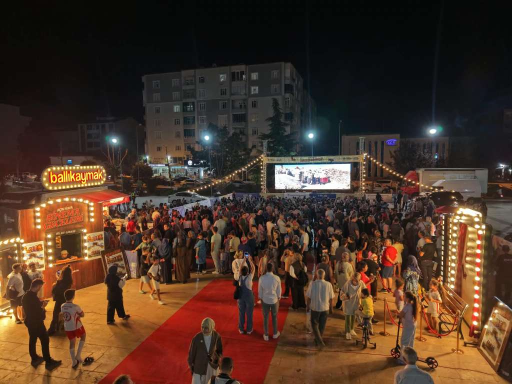 SAMSUN BÜYÜKŞEHİR’İN AÇIK HAVA SİNEMA GECELERİ İLE SİNEMA KEYFİ 17 İLÇEYE TAŞINDI
